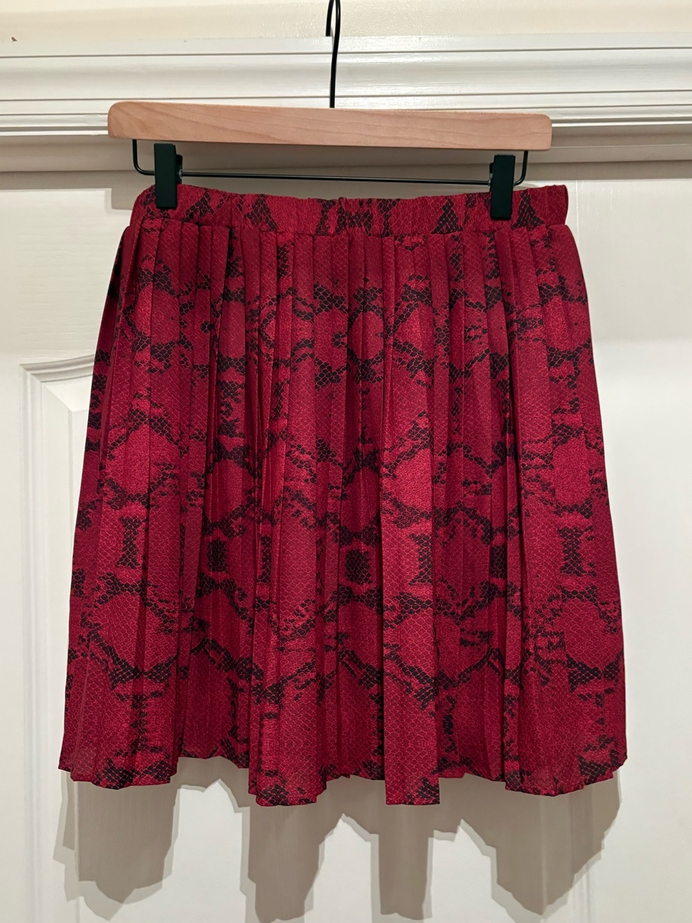 Women’s Banana Republic Factory Red Snake Print accordion mini skirt size M NWT